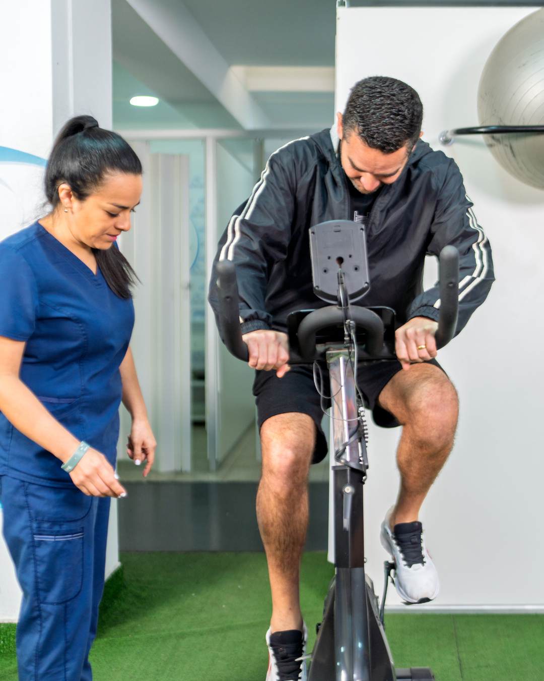 Rehabilitation-Personal-Trainer-vs-Regular-Trainer_-Who-Should-You-Trust-After-Injury